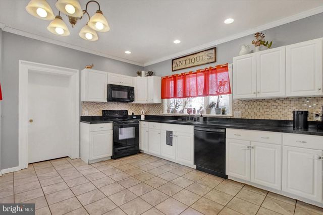 102 N QUEEN ST, Littlestown, PA 17340