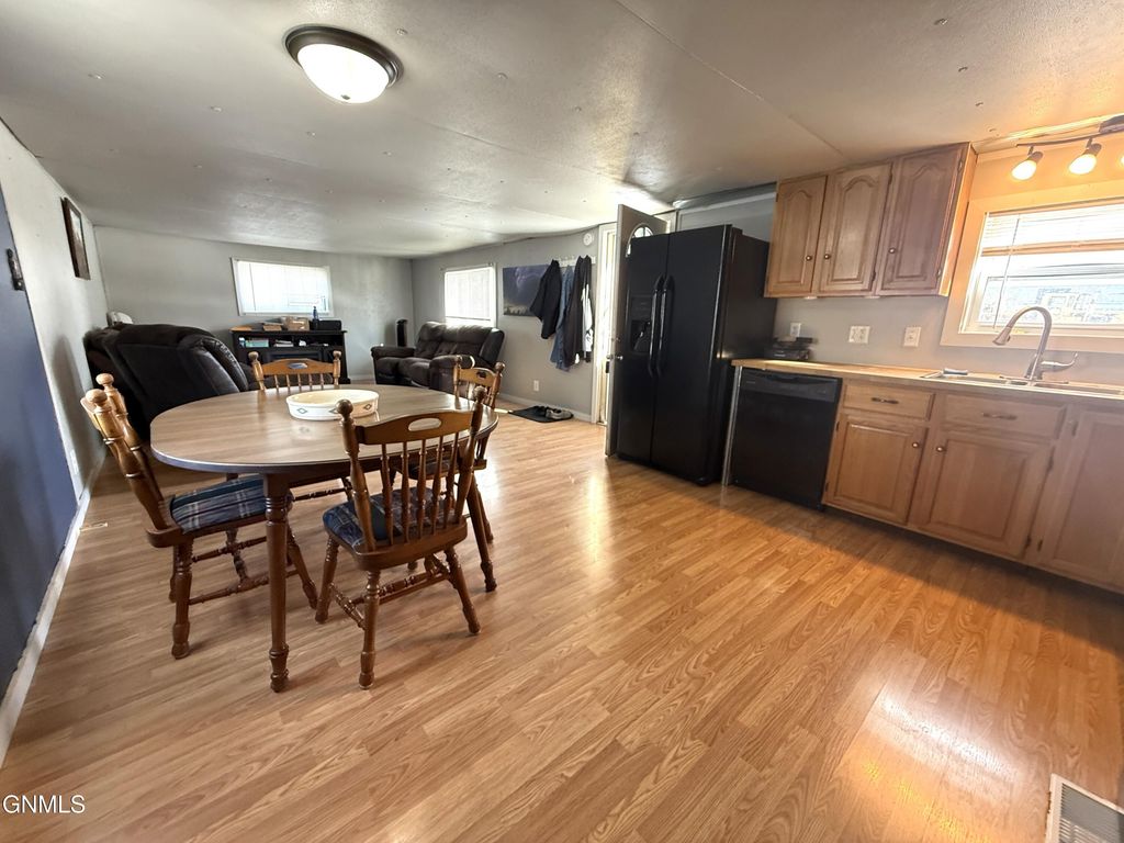 319 3rd Avenue S, Cleveland, ND 58424 photo 2