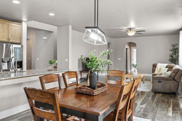 937 Silver Springs St, Middleton, ID 83644