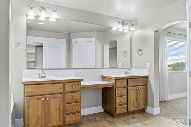 937 Silver Springs St, Middleton, ID 83644