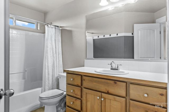 937 Silver Springs St, Middleton, ID 83644