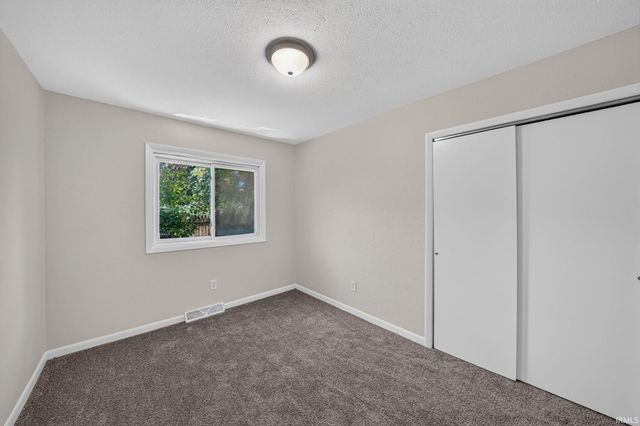 1037 N Twyckenham Drive, South Bend, IN 46617