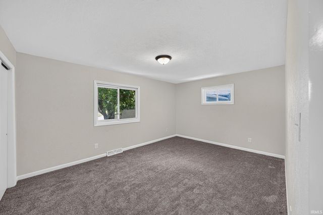 1037 N Twyckenham Drive, South Bend, IN 46617