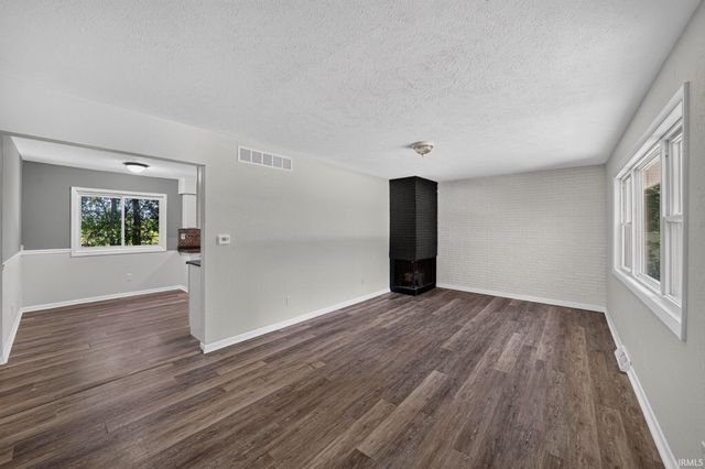 1037 N Twyckenham Drive, South Bend, IN 46617