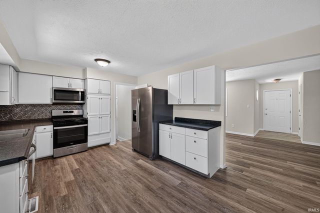 1037 N Twyckenham Drive, South Bend, IN 46617