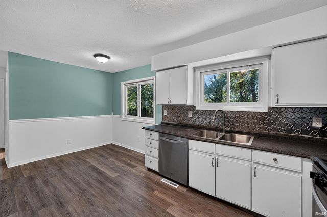1037 N Twyckenham Drive, South Bend, IN 46617