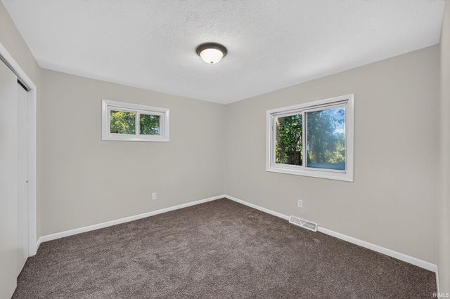 1037 N Twyckenham Drive, South Bend, IN 46617