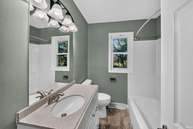 1037 N Twyckenham Drive, South Bend, IN 46617