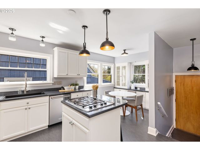 3826 Ne COUCH St, Portland, OR 97232