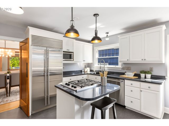 3826 Ne COUCH St, Portland, OR 97232