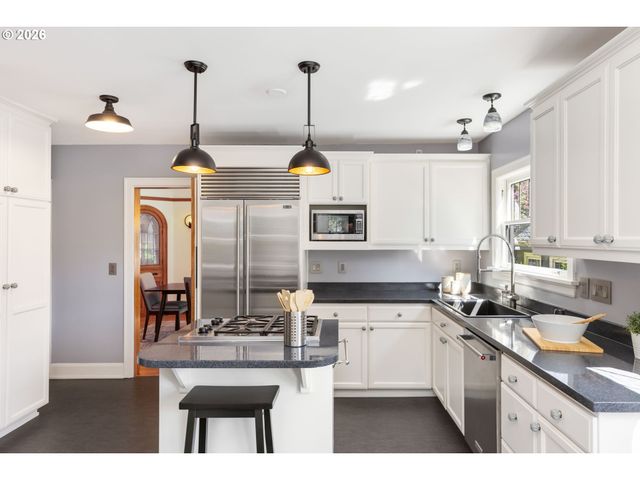 3826 Ne COUCH St, Portland, OR 97232