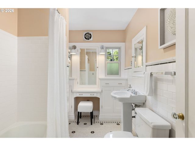 3826 Ne COUCH St, Portland, OR 97232