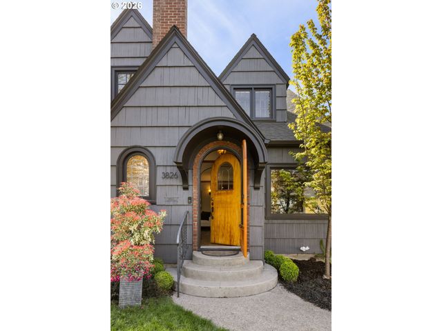 3826 Ne COUCH St, Portland, OR 97232