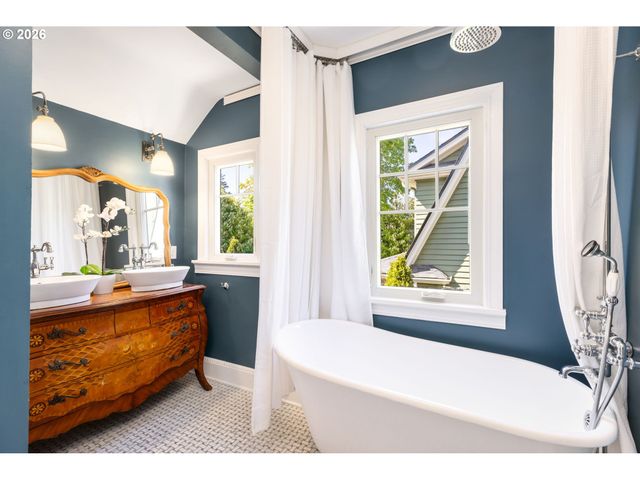 3826 Ne COUCH St, Portland, OR 97232