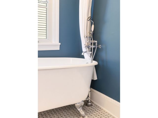 3826 Ne COUCH St, Portland, OR 97232