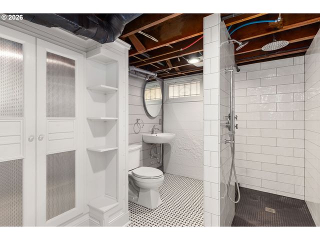 3826 Ne COUCH St, Portland, OR 97232