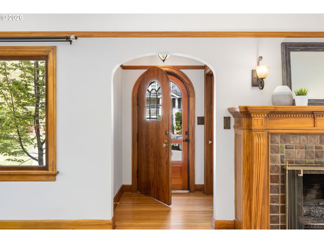 3826 Ne COUCH St, Portland, OR 97232