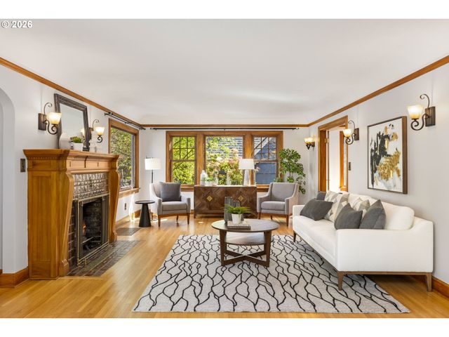 3826 Ne COUCH St, Portland, OR 97232