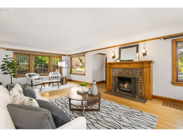 3826 Ne COUCH St, Portland, OR 97232