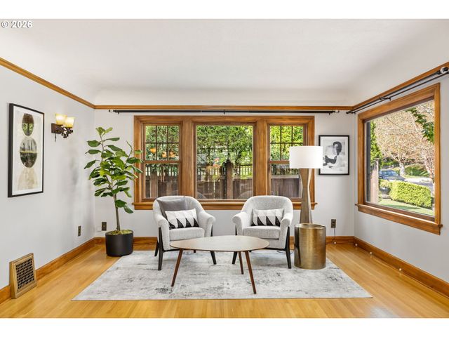 3826 Ne COUCH St, Portland, OR 97232