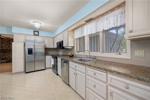 8636 Scarlet Oak Lane, Parma, OH 44130