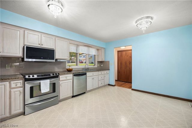 8636 Scarlet Oak Lane, Parma, OH 44130