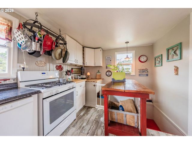 1170 Nw 8TH Ct, Lincoln City, OR 97367