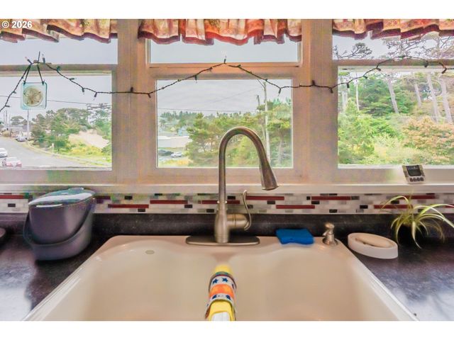 1170 Nw 8TH Ct, Lincoln City, OR 97367