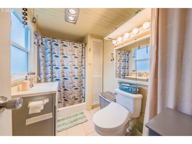 1170 Nw 8TH Ct, Lincoln City, OR 97367