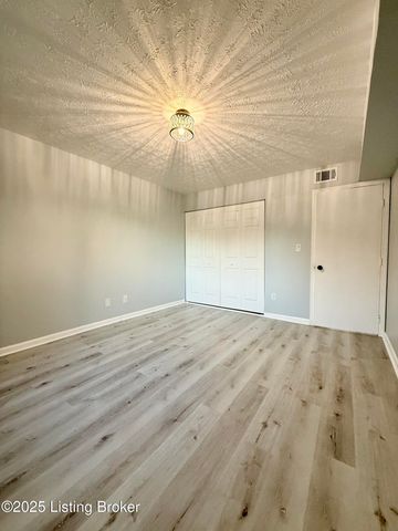 3504 Lodge Ln 330, Louisville, KY 40218