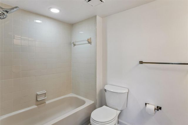 305 HAMMOCK PINE BOULEVARD 305, Clearwater, FL 33761