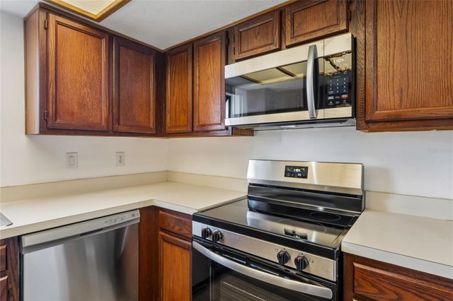 305 HAMMOCK PINE BOULEVARD 305, Clearwater, FL 33761