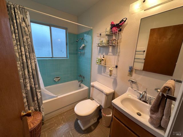 12724 Island Cir, Clearlake Oaks, CA 95423