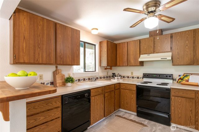 60 E Christmas Tree Place, Belfair, WA 98528