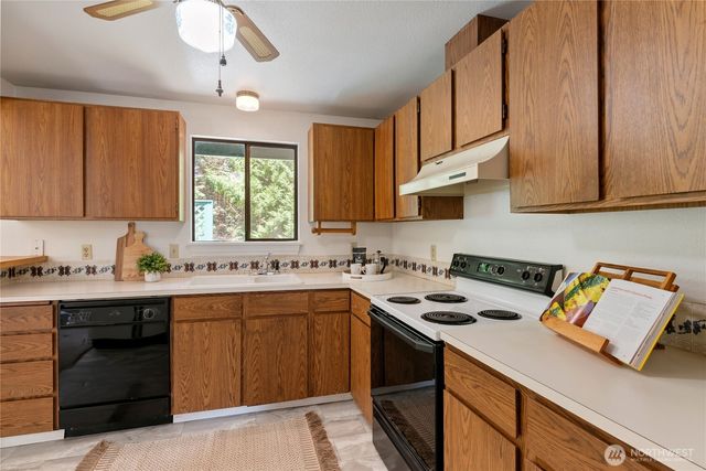 60 E Christmas Tree Place, Belfair, WA 98528