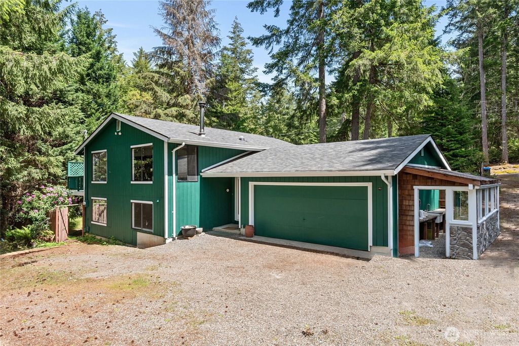 60 E Christmas Tree Place, Belfair, WA 98528