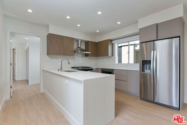 11837 Mayfield Avenue PH5, Los Angeles, CA 90049