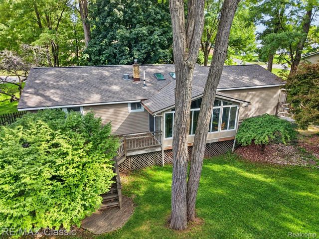 4510 Meadow Way, White Lake Charter Township, MI 48383
