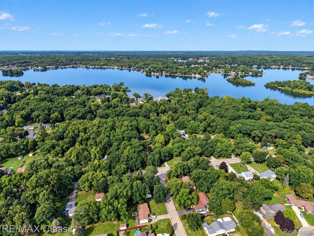 4510 Meadow Way, White Lake Charter Township, MI 48383