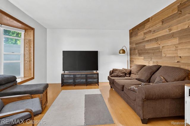 4510 Meadow Way, White Lake Charter Township, MI 48383