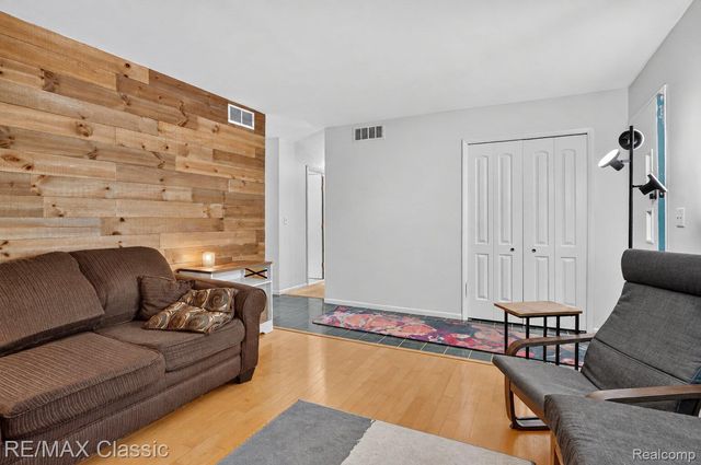 4510 Meadow Way, White Lake Charter Township, MI 48383