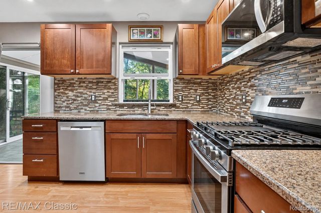 4510 Meadow Way, White Lake Charter Township, MI 48383