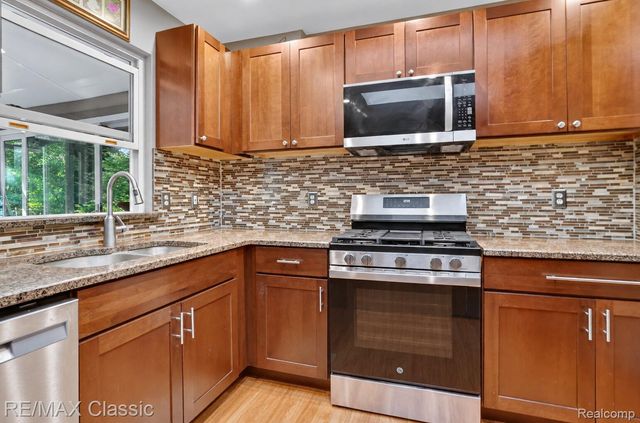4510 Meadow Way, White Lake Charter Township, MI 48383
