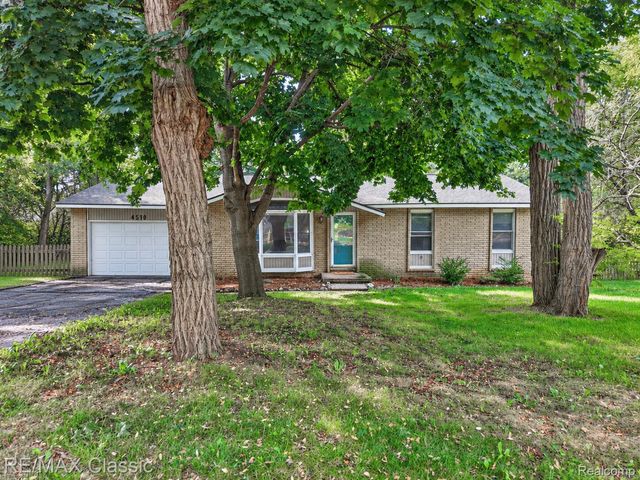 4510 Meadow Way, White Lake Charter Township, MI 48383