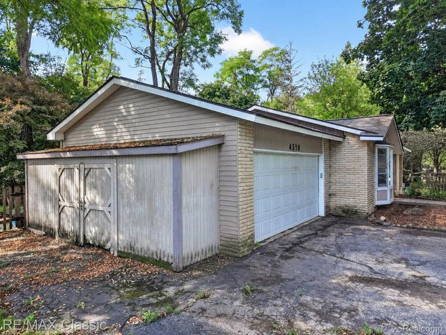 4510 Meadow Way, White Lake Charter Township, MI 48383
