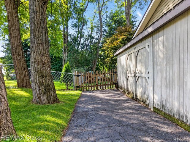 4510 Meadow Way, White Lake Charter Township, MI 48383