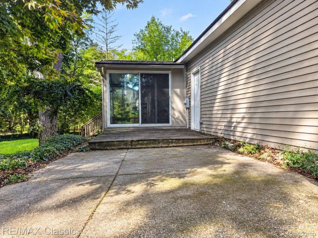 4510 Meadow Way, White Lake Charter Township, MI 48383