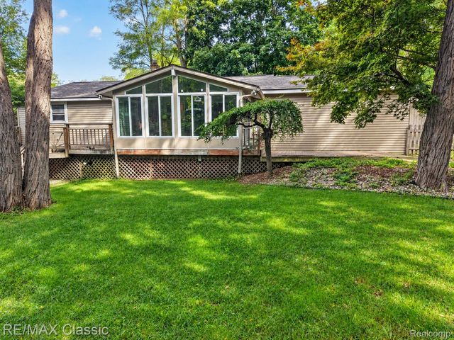 4510 Meadow Way, White Lake Charter Township, MI 48383