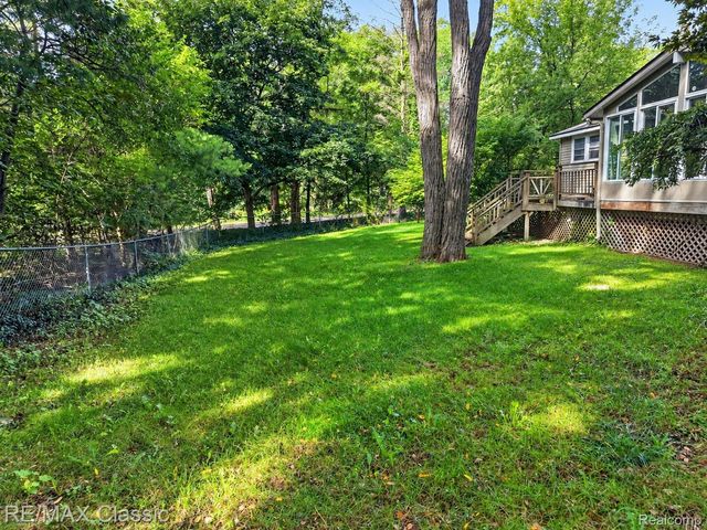4510 Meadow Way, White Lake Charter Township, MI 48383