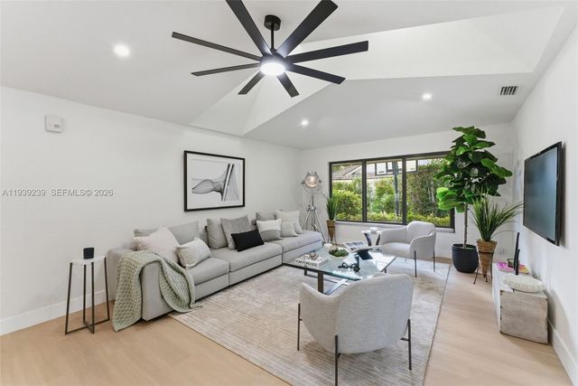 2 Dunbar Rd, Palm Beach Gardens, FL 33418